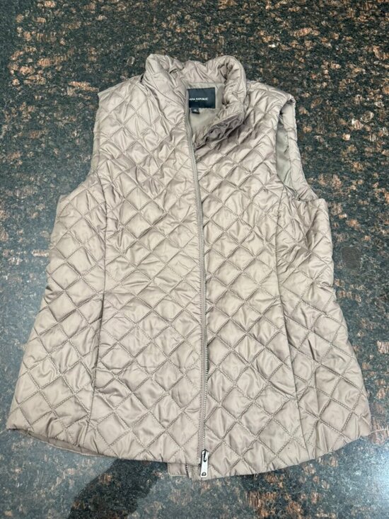 Banana Republic Jackets & Blazers - Banana Republic puffer vest - women's size medium